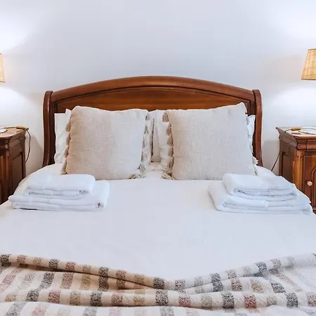 Casa Do Patio - 3 Bedrooms, Ponte Rol Semesterbostad