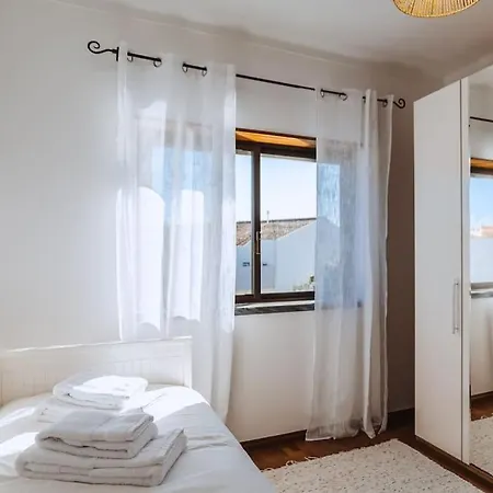Casa Do Pátio - 3 Bedrooms, Ponte Rol *