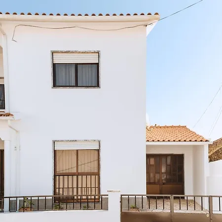 Casa Do Patio - 3 Bedrooms, Ponte Rol *